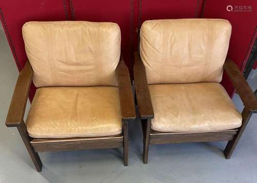 2 fauteuils et 2 chauffeuses en bois naturel et cuir beige.