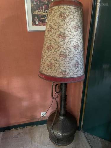 Lampe en laiton. Hauteur 130 cm hors abat jour. LOT VENDU SU...