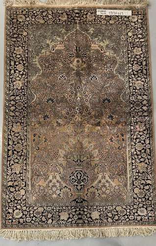 Tapis Kashmir en soie. 183 x 119 cm.