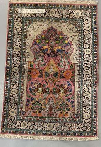 Tapis Inde en laine et soie. 140 x 94 cm.