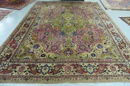 Tapis d'orient en laine. MESURES