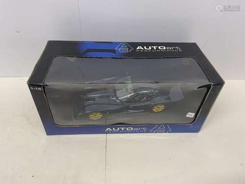 Lot de 8 automobiles au 1/18e : KYOSHO. BMW serie 3 au 1/18e...