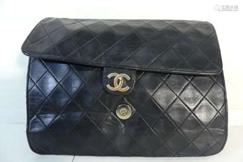 Chanel. Sac à main modèle en cuir noir. L. 24,5 cm (quelques...