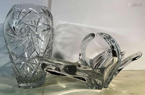 Vannes. Coupe en cristal. L. 45 cm. Joint un vase en cristal...