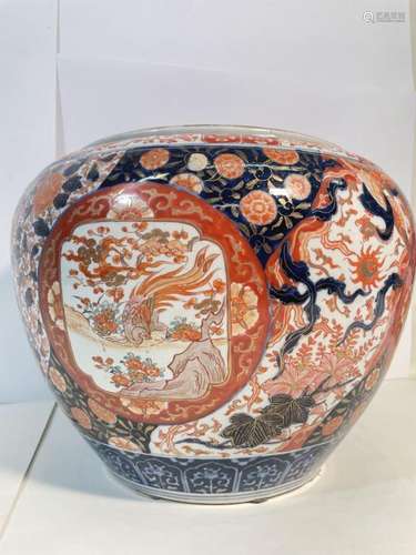 Japon, grand cache pot à décors IMARI. H : 32cm Diamètre 40c...