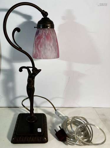 Lampe à poser en laiton. La tige ornée d'une baigneuse en br...