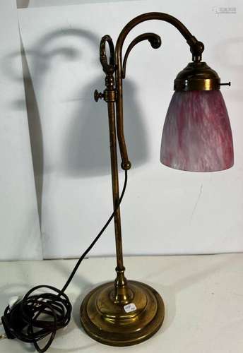 Lampe à poser en laiton. Tulipe en verre nuagé. Vers 1900. H...