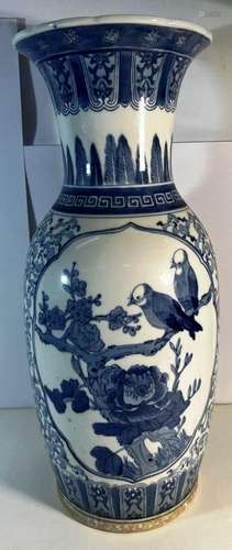 Chine. Grand vase en porcelaine blanc bleu. H. 62 cm.