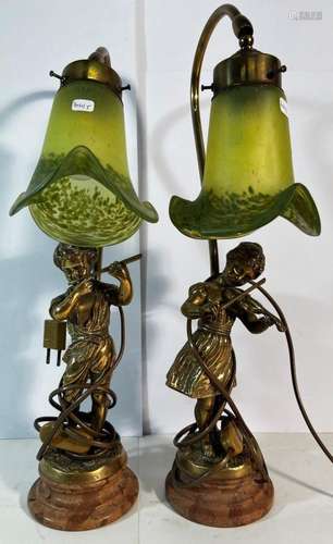 Paire de lampes à poser en bronze et tulipes en verre marmor...