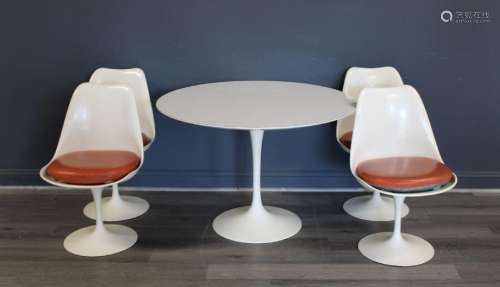 Midcentury Knoll Saarinen Tulip Table & Chairs.