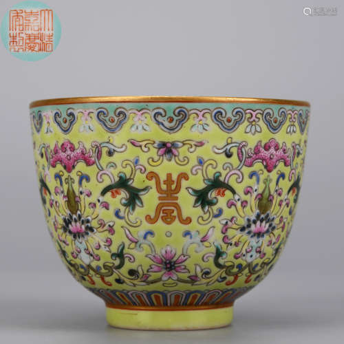 A GILT FAMILLE ROSE GREEN GROUND FLOWERS CUP