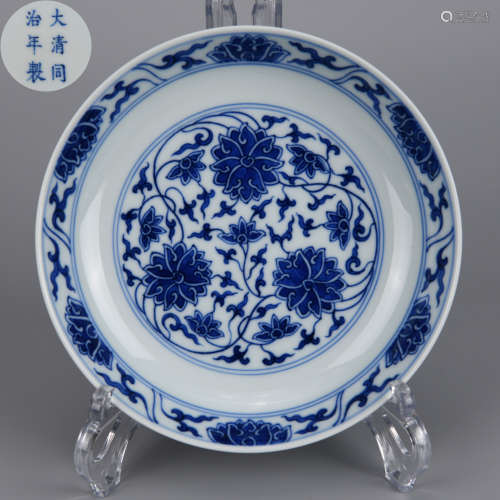 A BLUE AND WHITE INTERLOCKING LOTUS PLATE