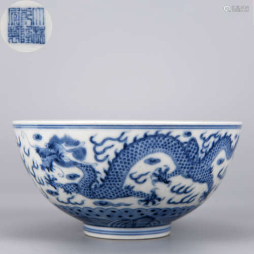 A BLUE AND WHITE DRAGON PATTERN BOWL