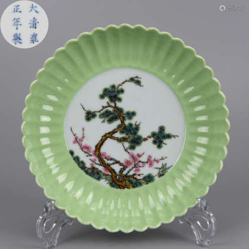 A FAMILLE ROSE PINE TREE APPLE GREEN CHRYSANTHEMUM PLATE