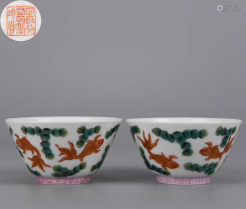A PAIR OF FAMILLE ROSE GOLD AND JADE CUPS