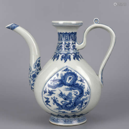 A BLUE AND WHITE DRAGON PATTERN EWER