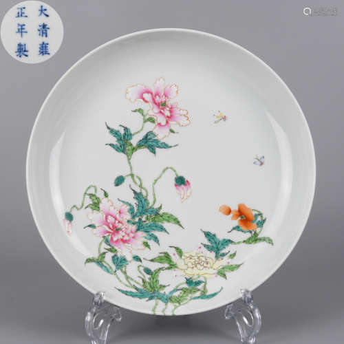 A FAMILLE ROSE FLOWER AND BUTTERFLY PATTERN PLATE