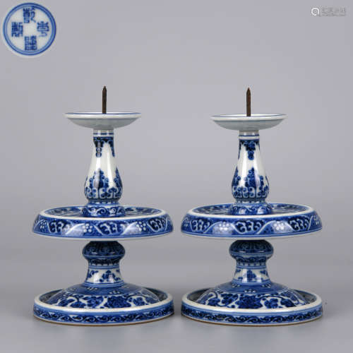 A PAIR OF BLUE AND WHITE CANDLESTICKS