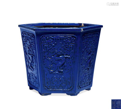 清乾隆 蓝釉雕瓷龙含灵芝六角花盆