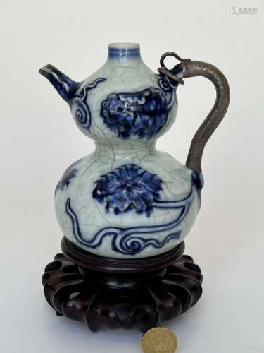A blue&white teapot, handle silver wrapped, Ming Dynasty Pr.