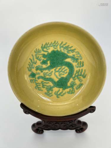 A famille rose platter, Qing Dynasty Pr.