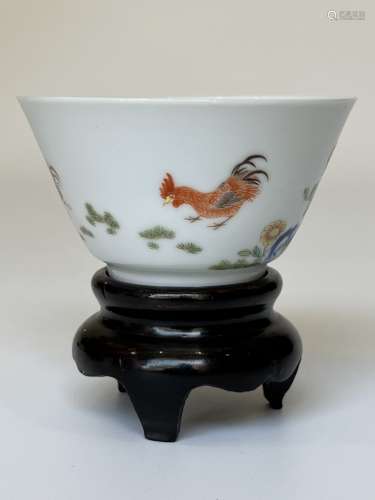 A famille rose tea cup depicted chickens, Qing Dynasty Pr.