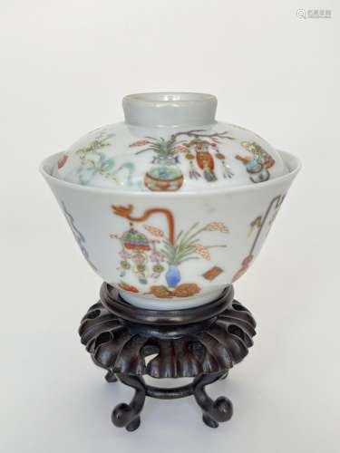 A famille rose lidded tea cup, Qing Dynasty Pr.