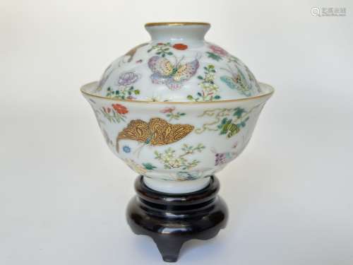 A famille rose lidded tea cup, Qing Dynasty Pr.