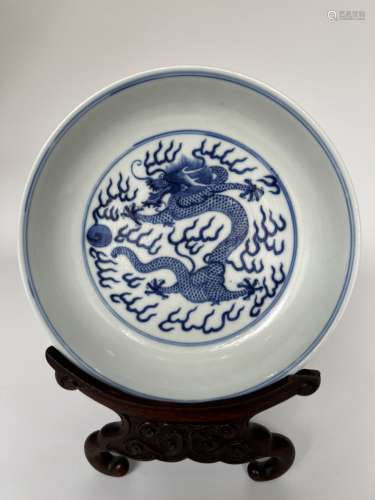 A dragon depicted platter, QianLong Pr.