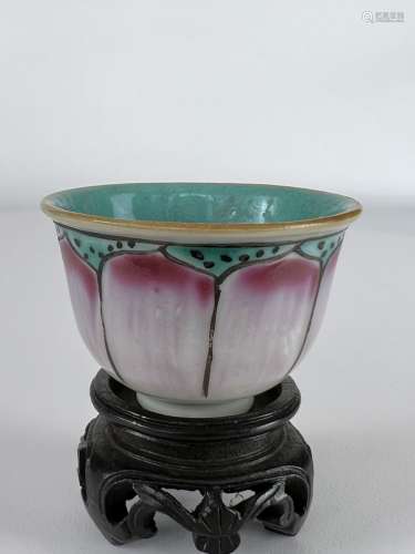 A lotus depicted famille rose cup, QianLong Pr.