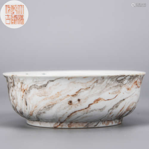 A STONE PATTERN FAMILLE ROSE CHICKEN PATTERN BOWL