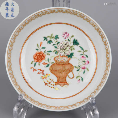 A FAMILLE ROSE GILT AND FLOWER AND BAT PATTERN PLATE