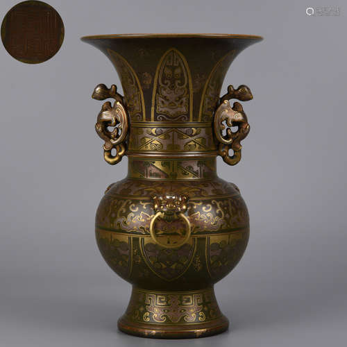 A GILT GOLD AND SILVER TEA DUST GLAZED BEAKER VASE