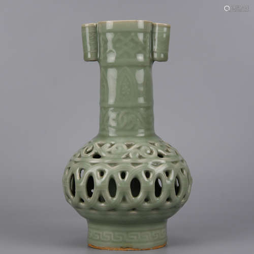 A LONGQUAN CELADON GLAZED VASE