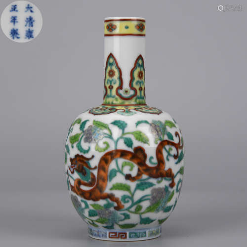 A DOUCAI-GLAZED DRAGON PATTERN VASE