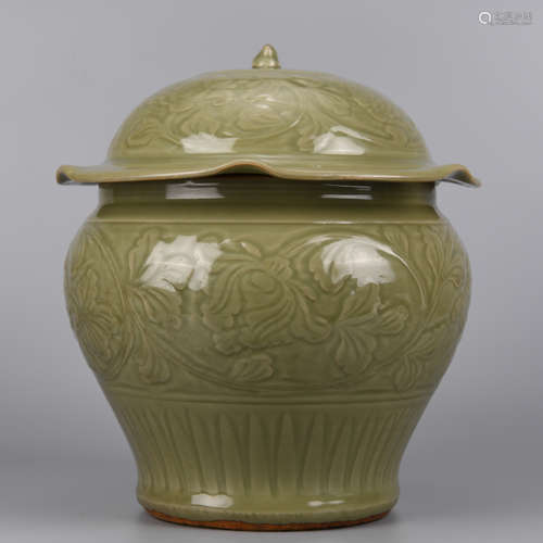 A LONGQUAN GLAZED INTERLOCKING LOTUS MEDALLION JAR WITH LID