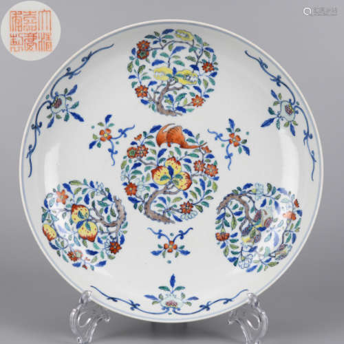 A BLUE AND WHITE DOUCAI GLAZED FLOWER PATTERN PLATE