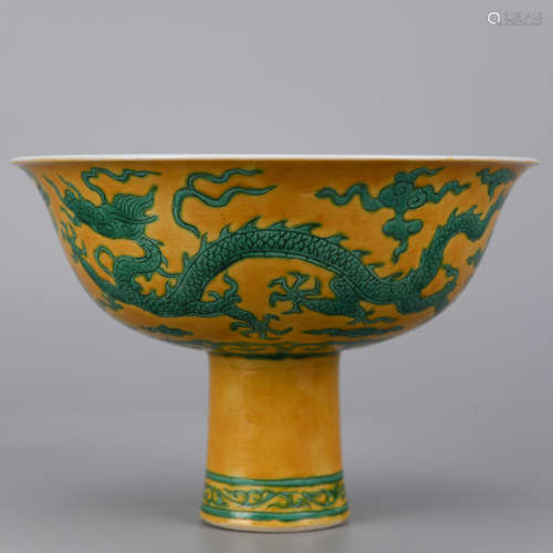 A YELLOW GROUND GREEN COLORED DRAGON PATTERN STEM CUP