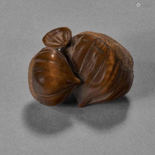 A CARVED WOOD SCULPTURE ( NETSUKE ) OF CHESTNUTS TAISHO-SHOW...