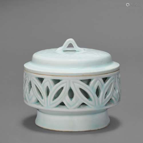 A WHITE PORCELIAN CENSER AND COVER JOSEON DYNASTY (19TH CENT...