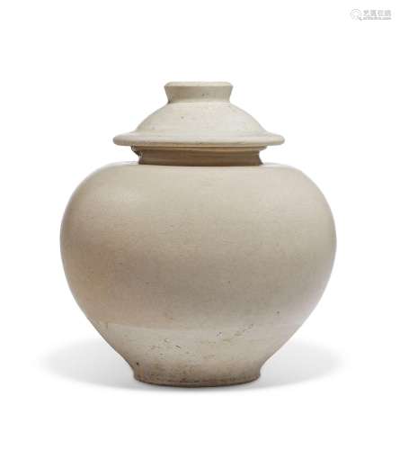 A STRAW-GLAZED JAR AND COVER.CHINA, TANG DYNASTY (AD 618-907...