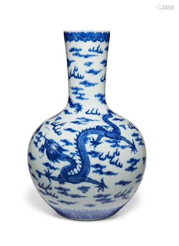A LARGE BLUE AND WHITE `DRAGON' VASE  19TH CENTURY
