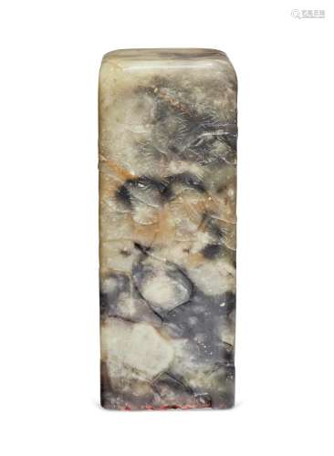 A MOTTLED BLACKISH-BEIGE AND WHITE SOAPSTONE SEAL  QING DYNA...