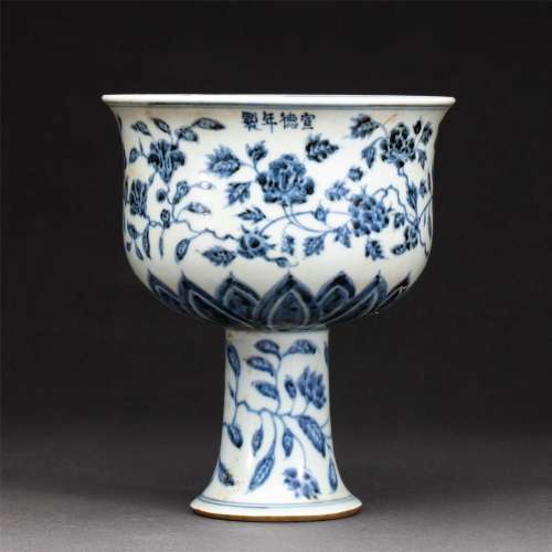 A CHINESE BLUE AND WHITE PORCELAIN STEM-BOWL