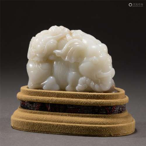 A CHINESE WHITE JADE ORNAMENTS