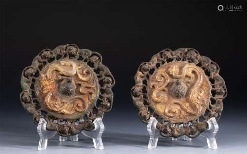 A PAIR OF CHINESE JADESTONE ORNAMENTS