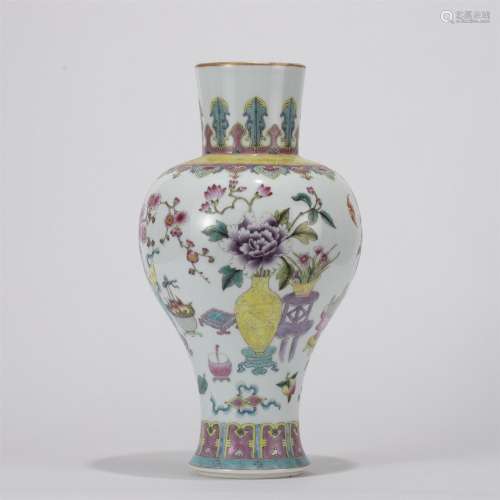 A CHINESE DOUCAI PORCELAIN FLOWERS VASE