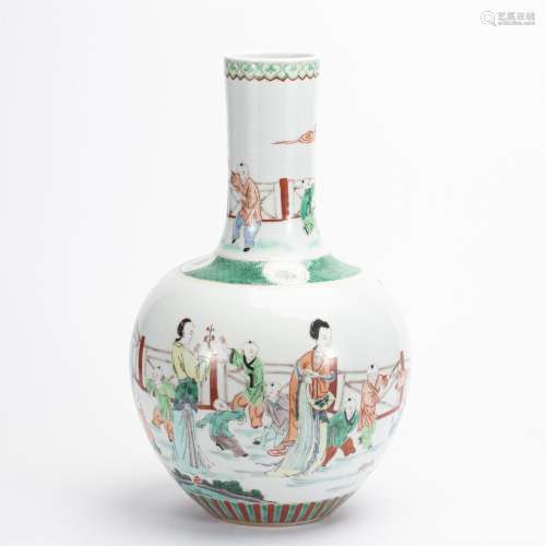 A CHINESE WUCAI PORCELAIN FIGURE VASE