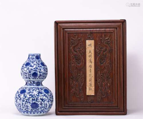 A CHINESE BLUE AND WHITE PORCELAIN GOURDS VASE