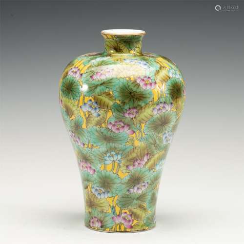 A CHINESE LOTUS FLOWERS PORCELAIN VASE